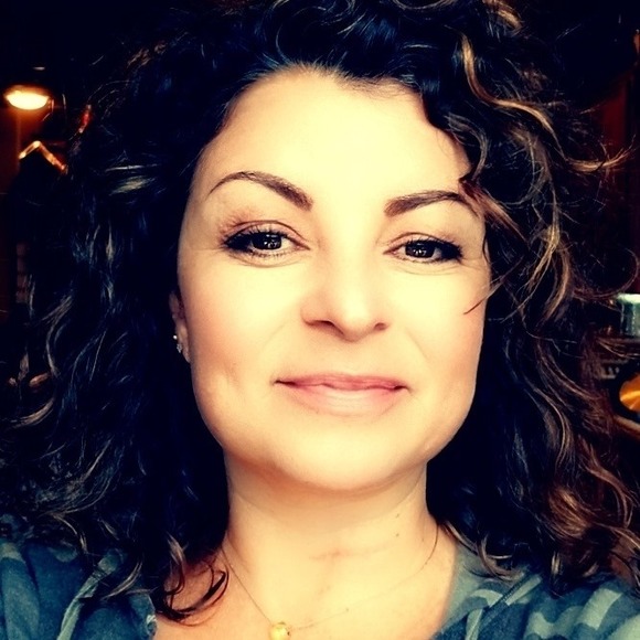 Meet your Posher, Nichole - Picture 2 of 8